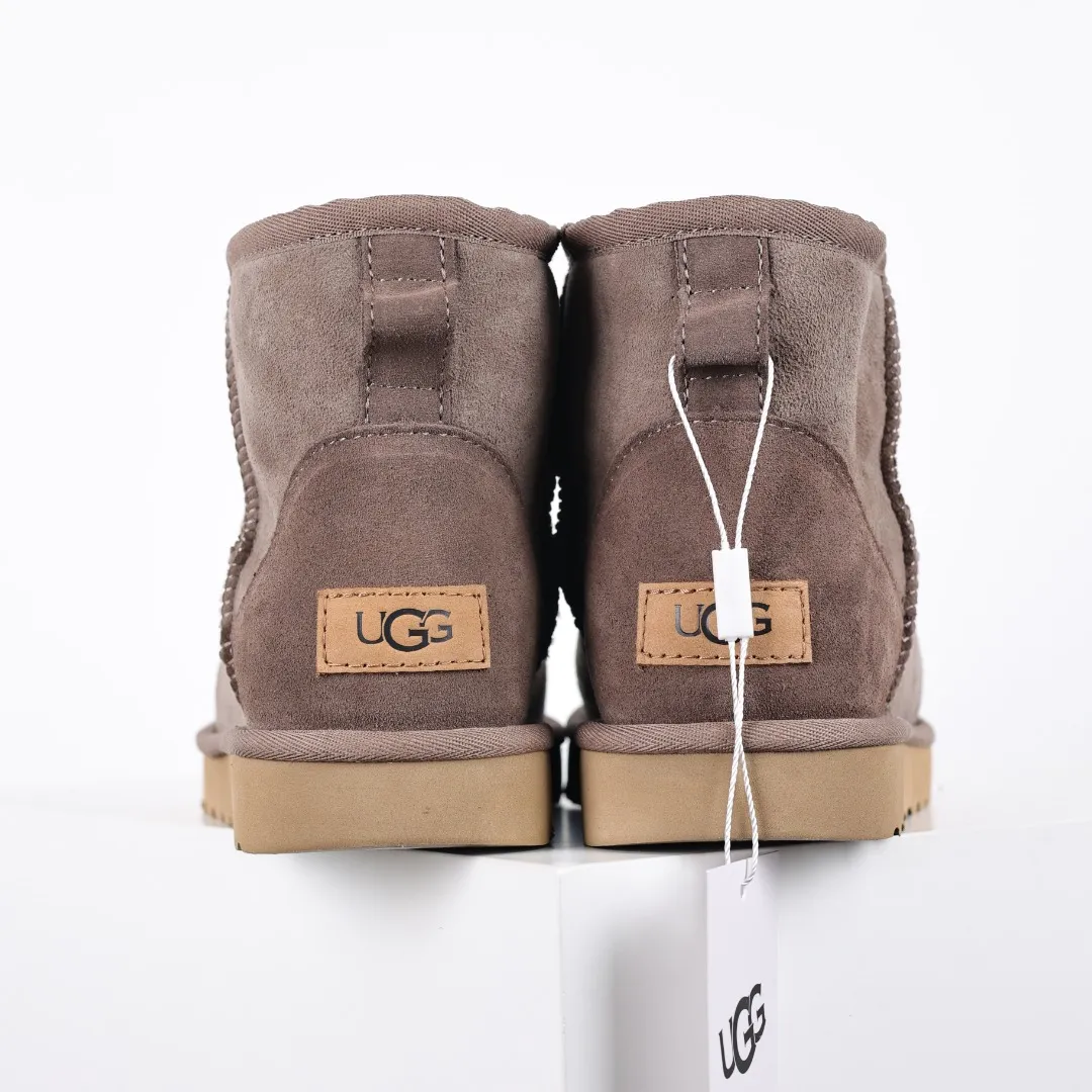 Pick up locally 💰540 Core recommendation Good price Cashmere insoles are a very suitable choice for keeping warm in winter and at home. In the new year, uug launched a series of styles, which are partial to the preferences of young consumers and have also moved to the forefront of fashion trends. Shoe body material Water-repellent coated suede upper 17mm UGGPURE™ implanted wool insole Lightweight non-slip comfortable rubber outsole With brand LOGO Trademark Comes with a full set of packaging Size: 35 36 37 38 39 40 41 42 43 44